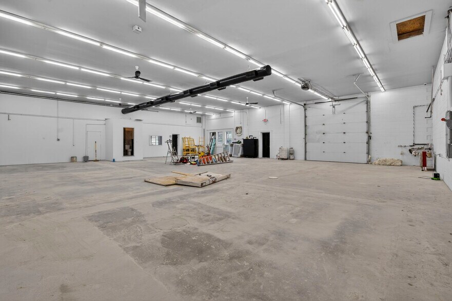 More Photos Of 890 Lafayette Rd, Seabrook Manufacturing For Lease