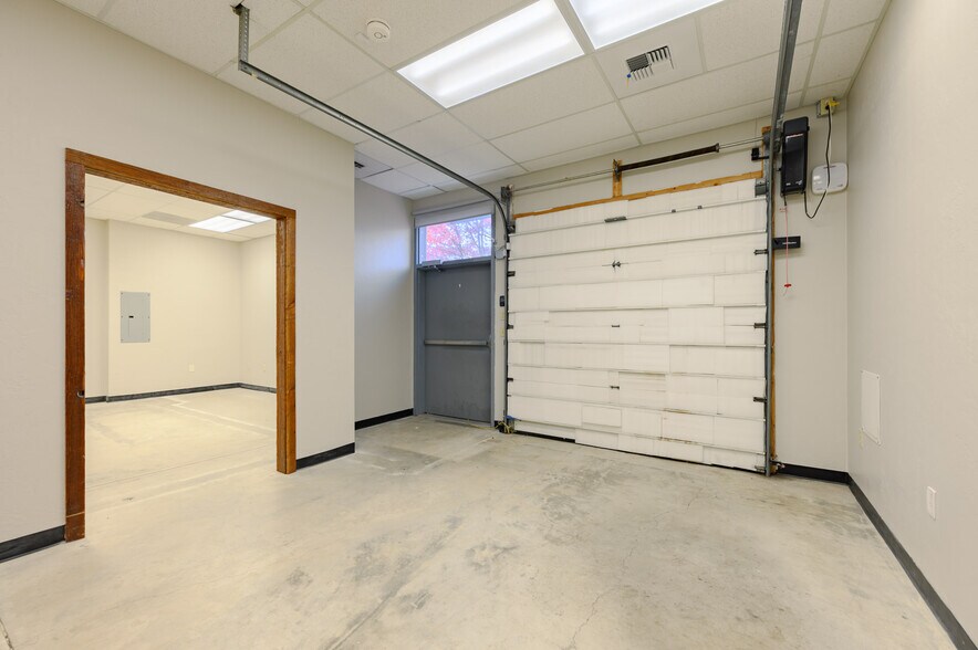 More Photos Of 3200 NE Rivergate St, Mcminnville Service For Sale