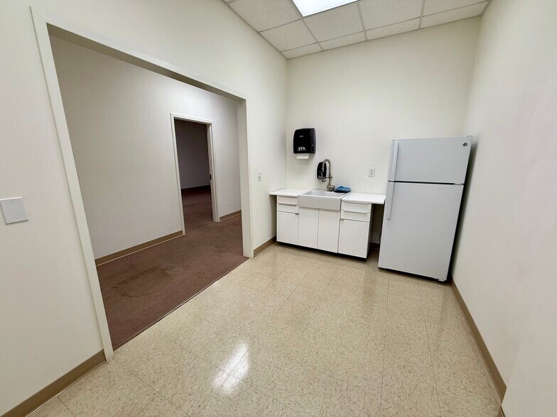 More Photos Of 207 Airport Rd, Fayetteville Light Manufacturing For Lease