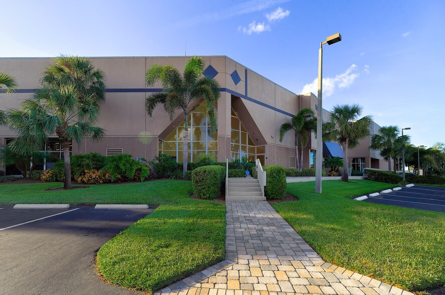 More Photos Of 13830 Jetport Commerce Pky, Fort Myers Warehouse For Lease