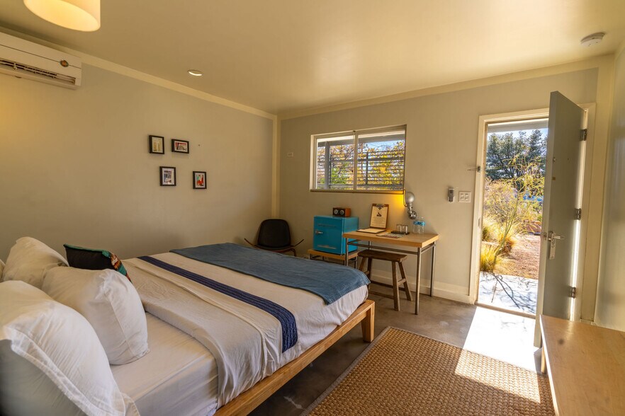 More Photos Of 601 W San Antonio St, Marfa Hotel For Sale