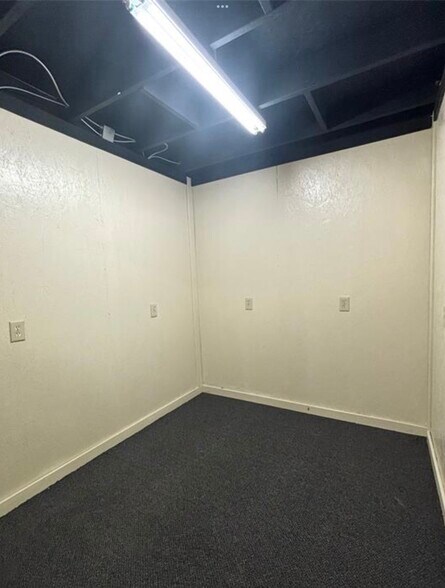 More Photos Of 110 N Zavalla St, Jasper Showroom For Sale