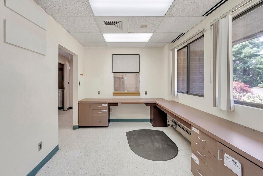 More Photos Of 101-105 Dutch Hill Rd, Orangeburg Office For Sale