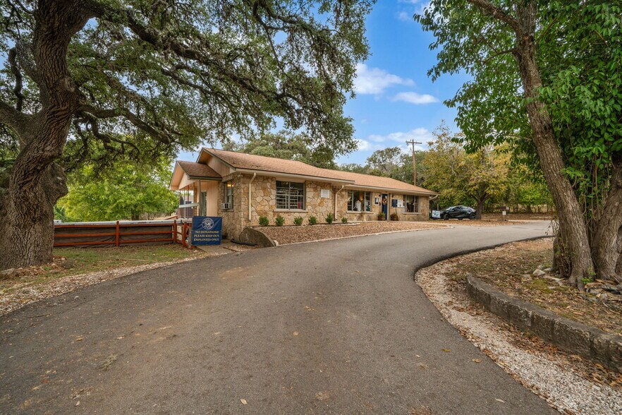 More Photos Of 930 N School St, Boerne Office For Sale