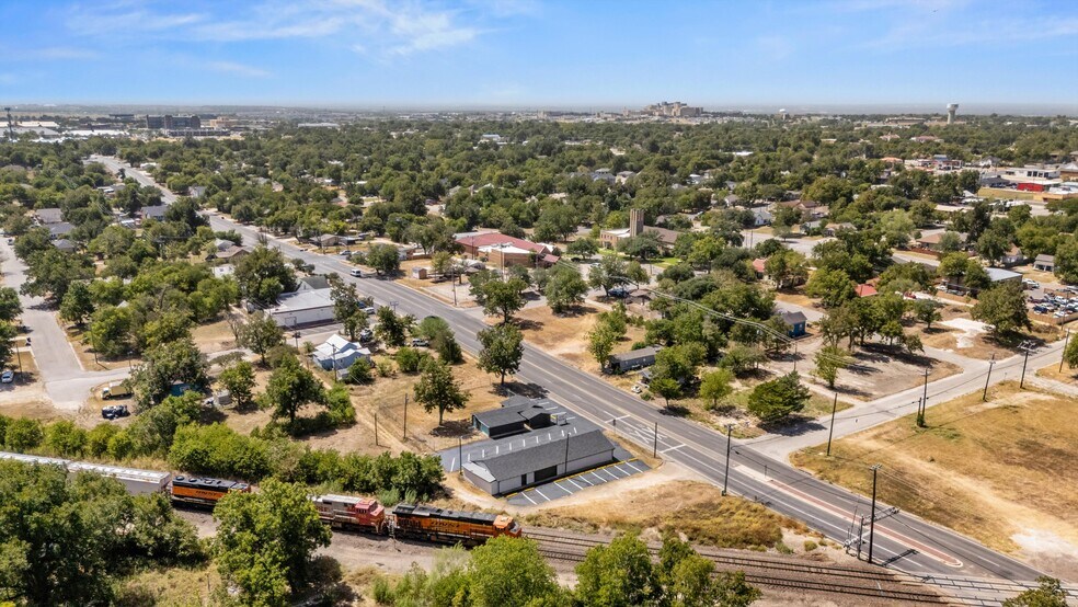 More Photos Of 605 Martin Luther King Junior Dr, Temple Warehouse For Sale