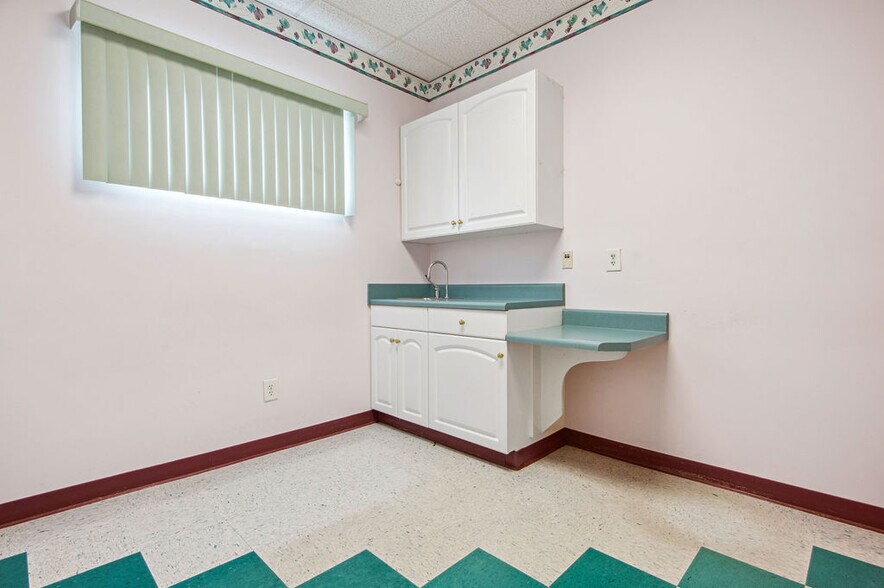 More Photos Of 43 Office Park Dr, Jacksonville Medical For Lease
