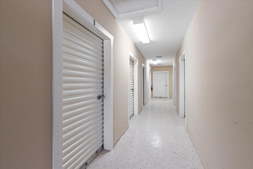 More Photos Of 413 Pine Ave, Anna Maria Flex For Lease