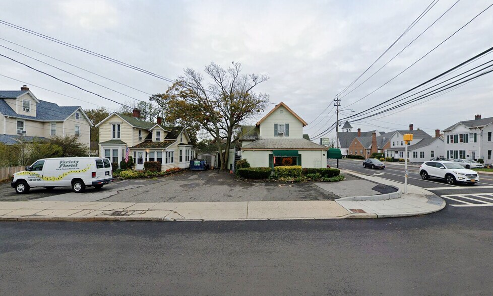 More Photos Of 45 2nd Ave, Bay Shore Freestanding For Sale