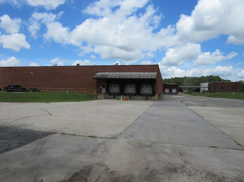 More Photos Of 146 W Country Club Rd, Hamer Manufacturing For Lease