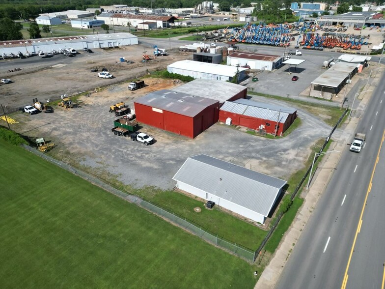 Primary Photo Of 3419 E Broadway Ave, North Little Rock Service For Lease