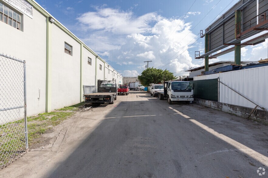 More Photos Of 3825-3945 NW 32nd Ave, Miami Warehouse For Lease