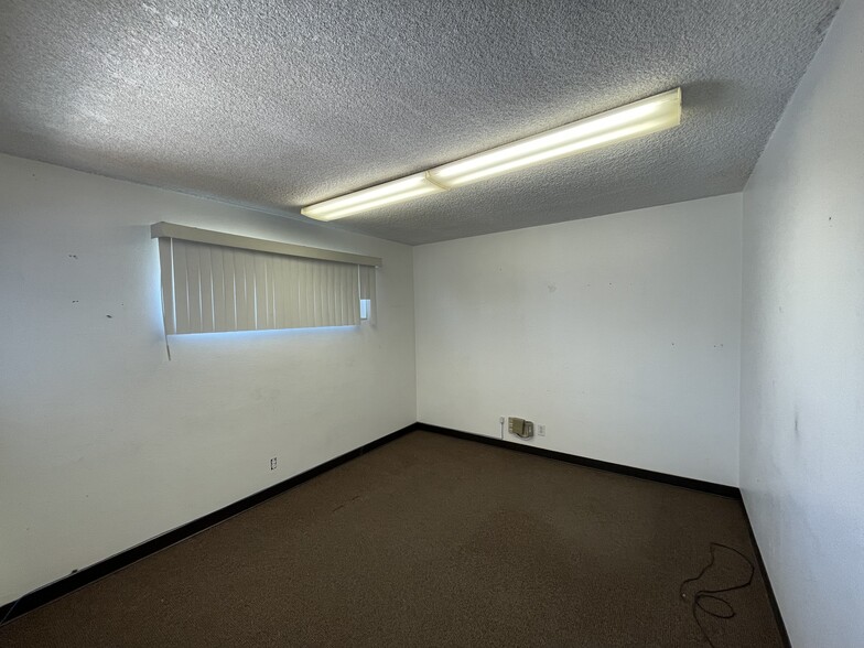 More Photos Of 931-945 W Hoover Ave, Orange Manufacturing For Sale