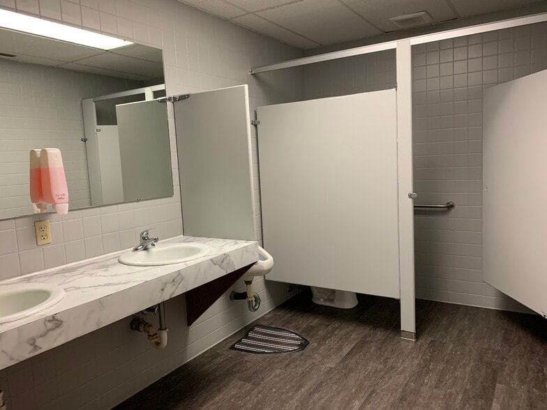 More Photos Of 301 S 70th St, Lincoln Office For Lease