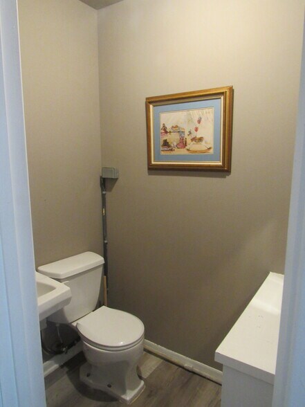 More Photos Of 1802 N Center St, Bonham Office For Sale