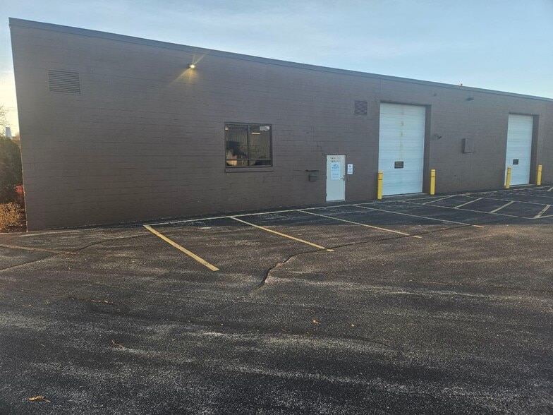 More Photos Of 3049 Ramada Way, Green Bay Flex For Lease