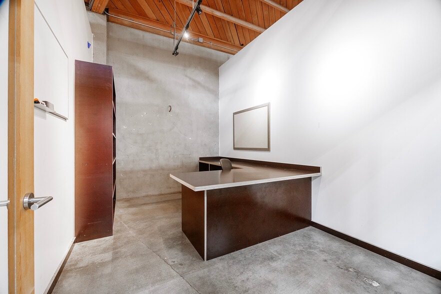 More Photos Of 5655 W Adams Blvd, Los Angeles Warehouse For Lease