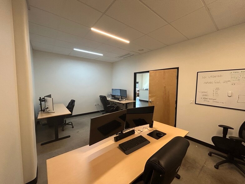 More Photos Of 5615 S Hood Ave, Portland Office For Sale