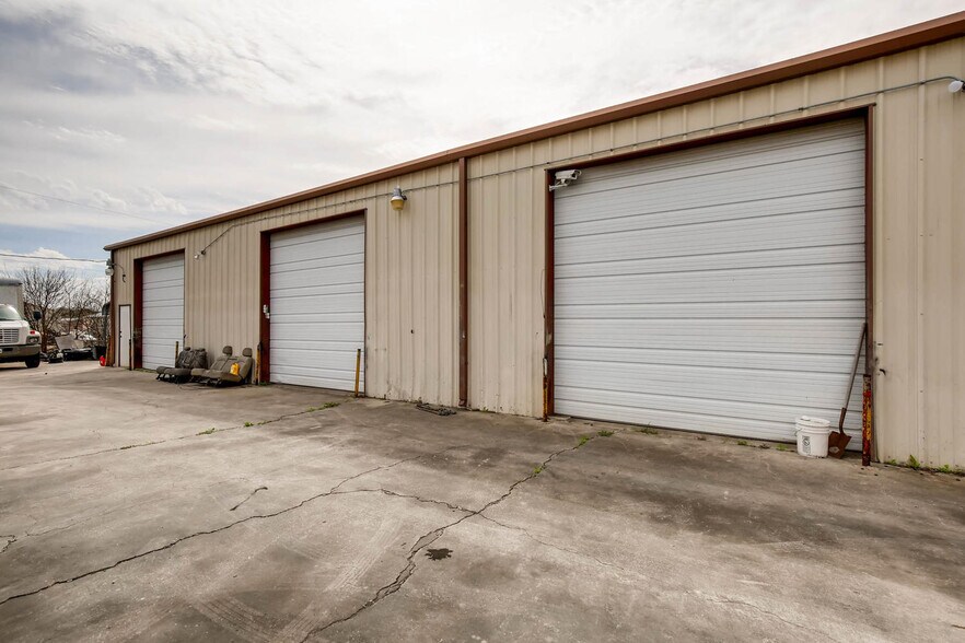 More Photos Of 13734 Lookout Rd, San Antonio Light Manufacturing For Lease