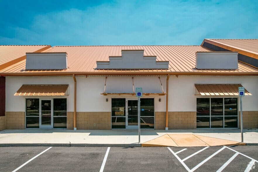 More Photos Of 2009 S Walnut Ave, New Braunfels Storefront For Lease