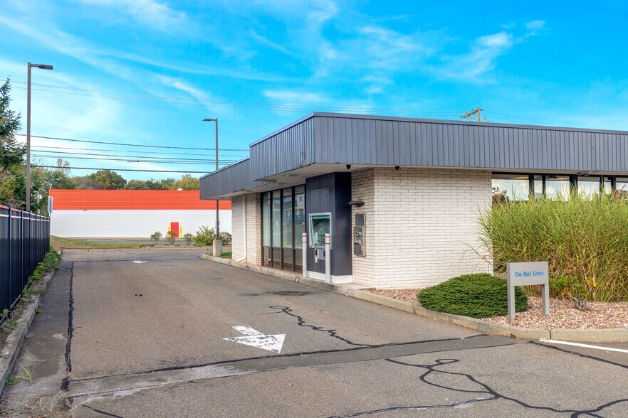 895 Washington St, Middletown, CT 06457 Freestanding For Sale