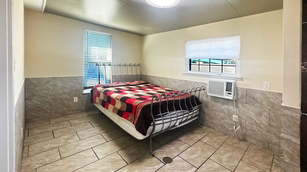 More Photos Of 6623 Gulf Fwy, Houston Office Residential For Sale