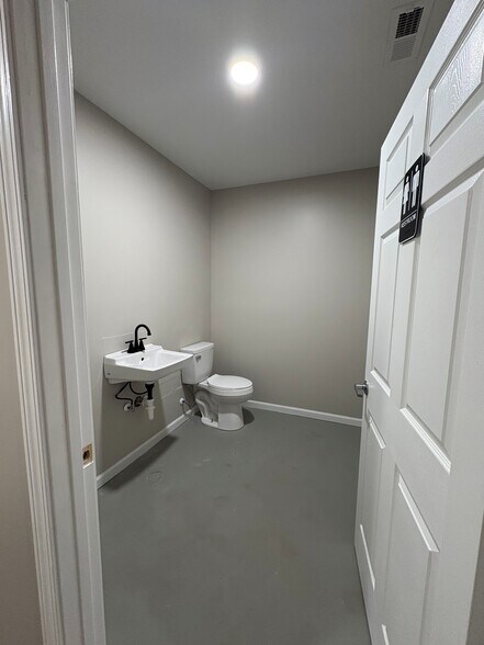 More Photos Of 131 Reep Dr, Morganton Warehouse For Lease