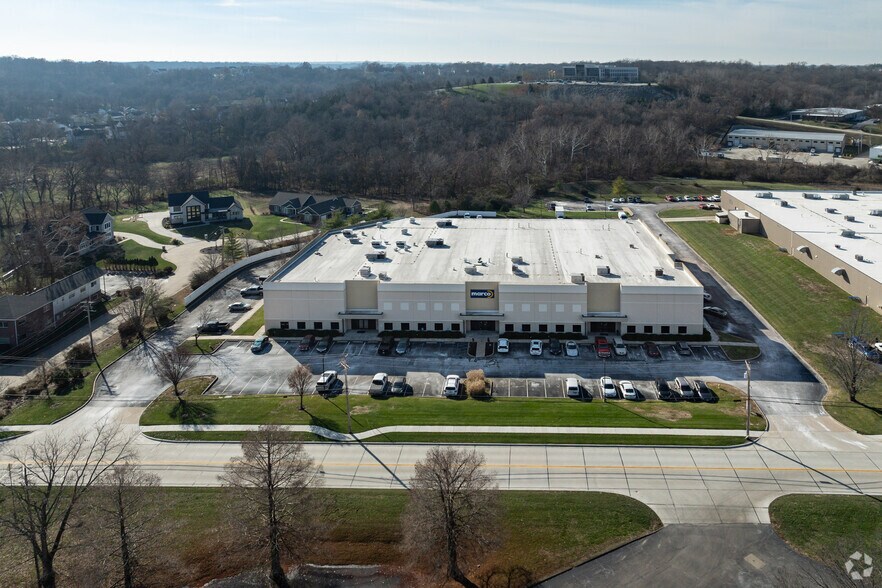 More Photos Of 1533-1537 Larkin Williams Rd, Fenton Warehouse For Lease