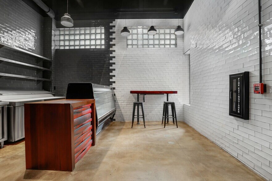 More Photos Of 819 N California Ave, Chicago Bar For Sale