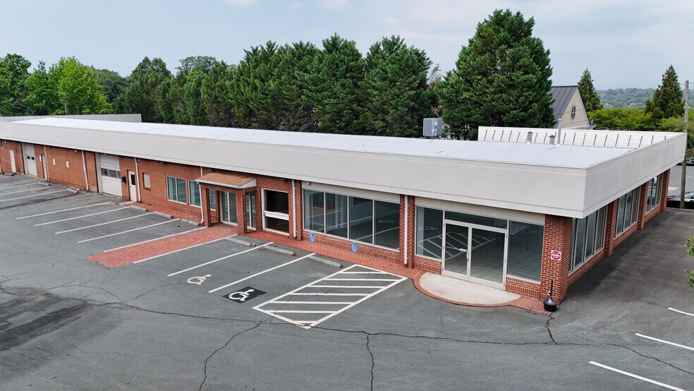 More Photos Of 1389 Richmond Rd, Charlottesville Showroom For Lease