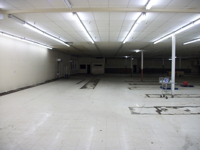 More Photos Of 100 Chamber Plz, Charleroi Supermarket For Lease