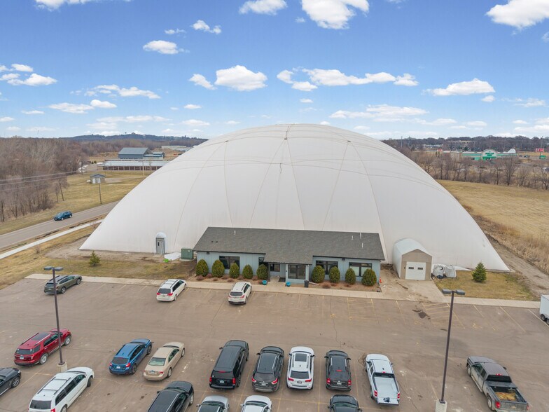 More Photos Of 901 Cannon Rd S, Dundas Sports And Entertainment For Sale