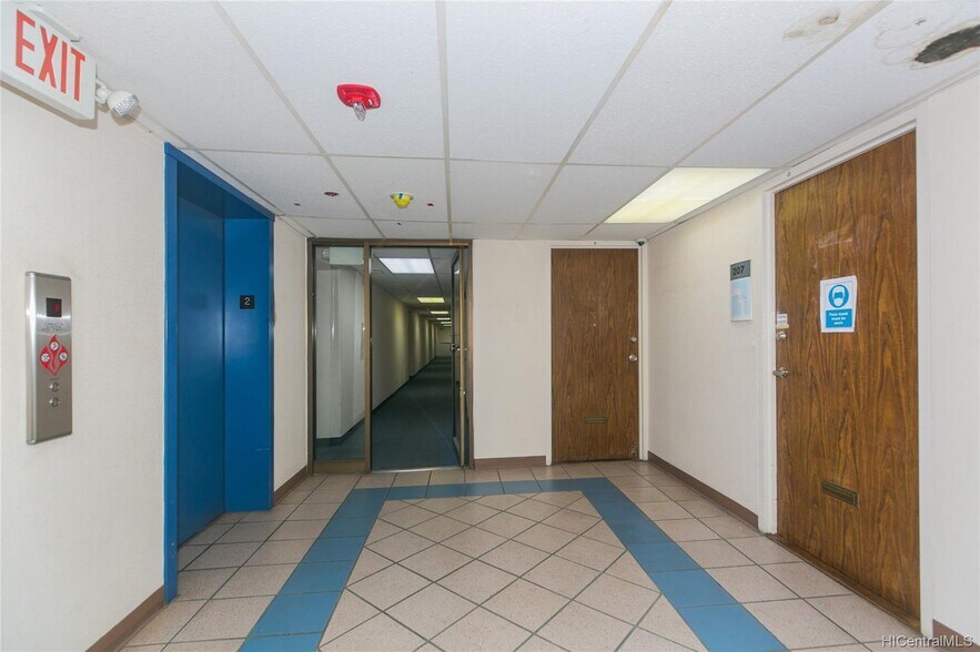 More Photos Of 438-444 Hobron Ln, Honolulu Office For Lease