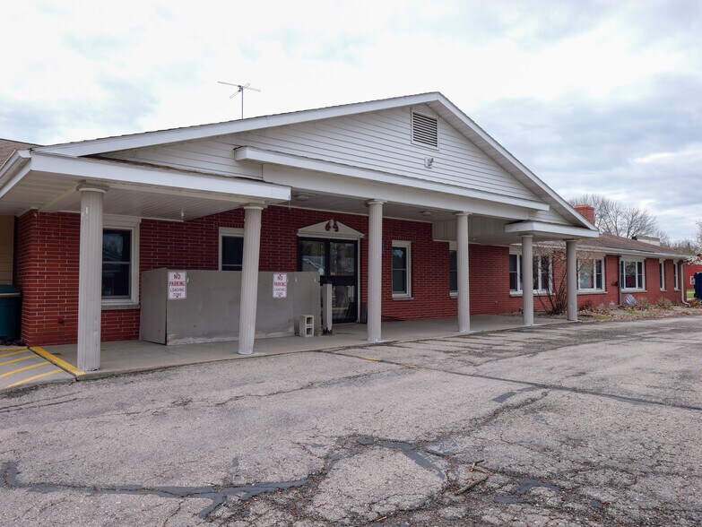 More Photos Of 165 S Chet Krause Dr, Iola Apartments For Sale