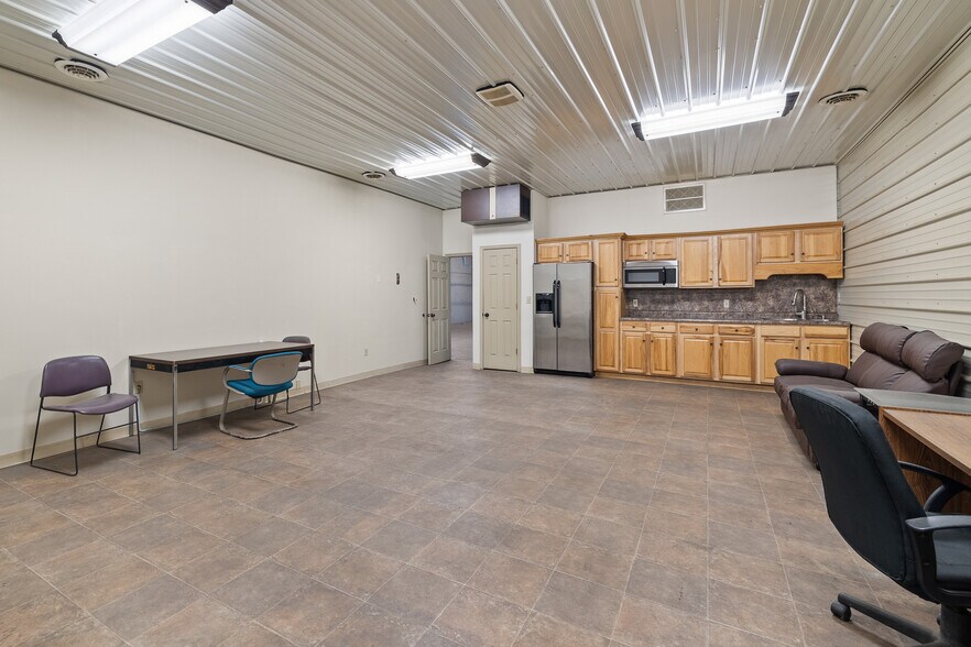 More Photos Of 922 W Fourth St, Mansfield Warehouse For Lease