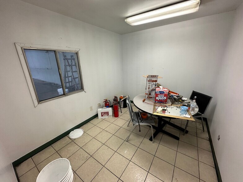 More Photos Of 3065 E Elm St, Springfield Light Manufacturing For Lease