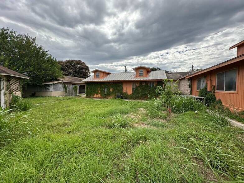 More Photos Of 6628 Crestway Dr, San Antonio Flex For Sale