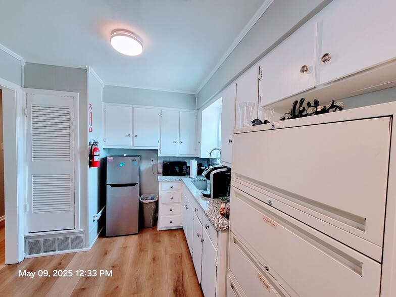 More Photos Of 1913 Hemlock Dr, Haltom City Office For Sale
