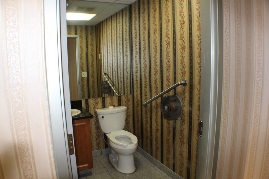 More Photos Of 1637 N Eastman Rd, Kingsport Office For Lease