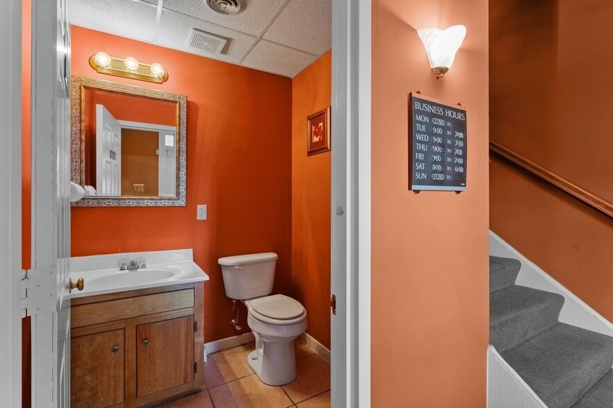 More Photos Of 1211-1221 Mall Dr, Richmond Office For Lease