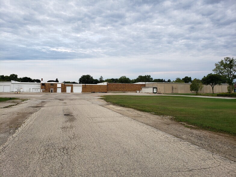More Photos Of 100 Washington St, Fox Lake Warehouse For Lease
