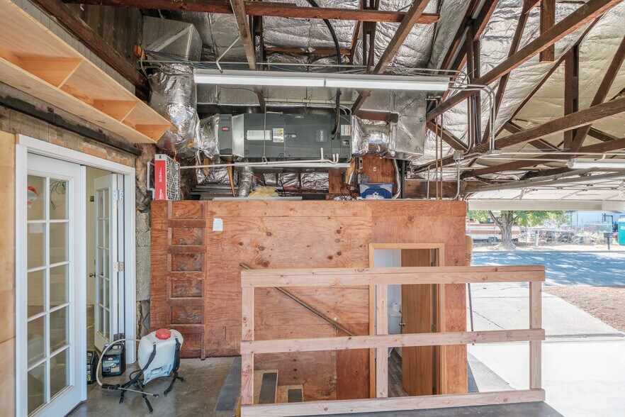 More Photos Of 500 Queen Ave SW, Albany Service For Sale