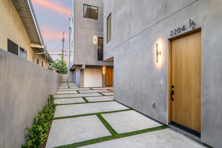 More Photos Of 2204 Carmona Ave, Los Angeles Apartments For Sale