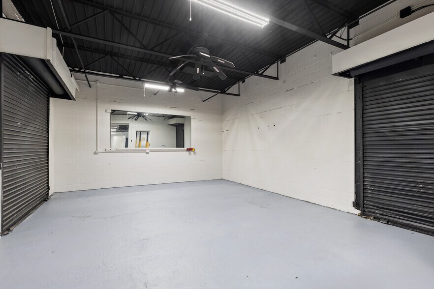 More Photos Of 4200-4202 Wiley Post Rd, Addison Warehouse For Lease