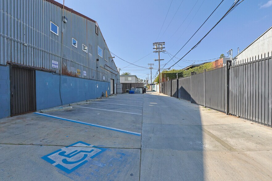 More Photos Of 361 Vernon Ave, Venice Warehouse For Lease