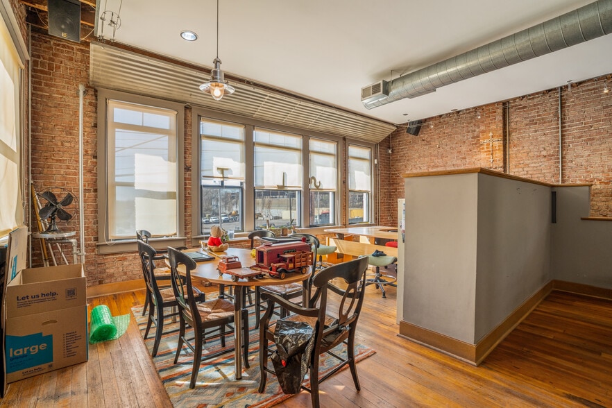 More Photos Of 2510 E 85th St, Kansas City Flex For Sale