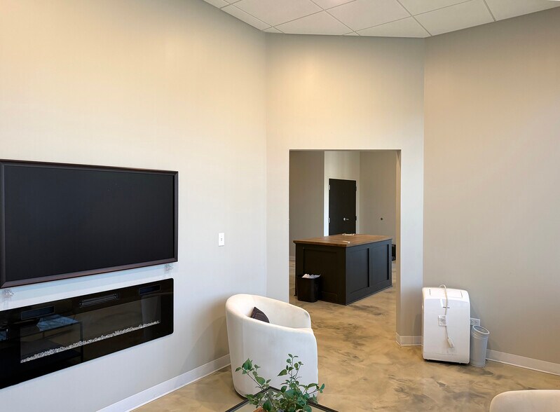 More Photos Of 315 Industrial Dr, St Charles Warehouse For Lease
