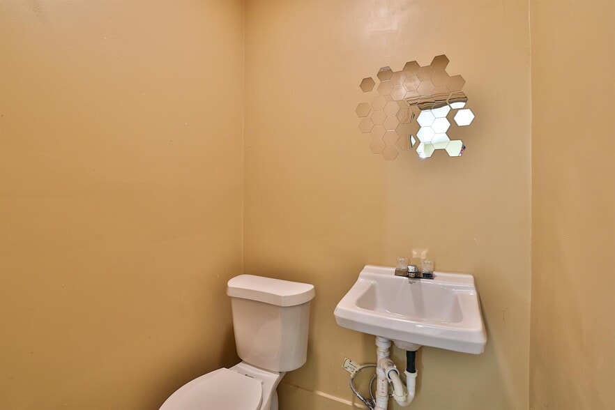 More Photos Of 3235-3245 Woodburn Ave, Cincinnati Storefront For Sale