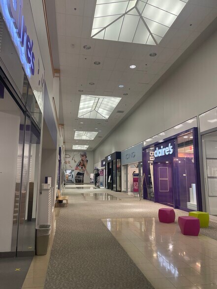 More Photos Of 2400 W Central Rd, Hoffman Estates Warehouse For Lease