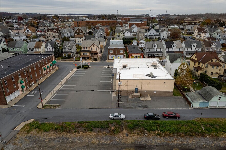 More Photos Of 1620 Main St, Northampton Drugstore For Lease