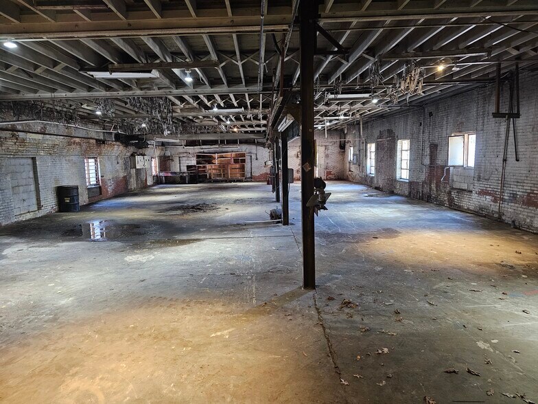 More Photos Of 207 S Goley St, Durham Warehouse For Lease